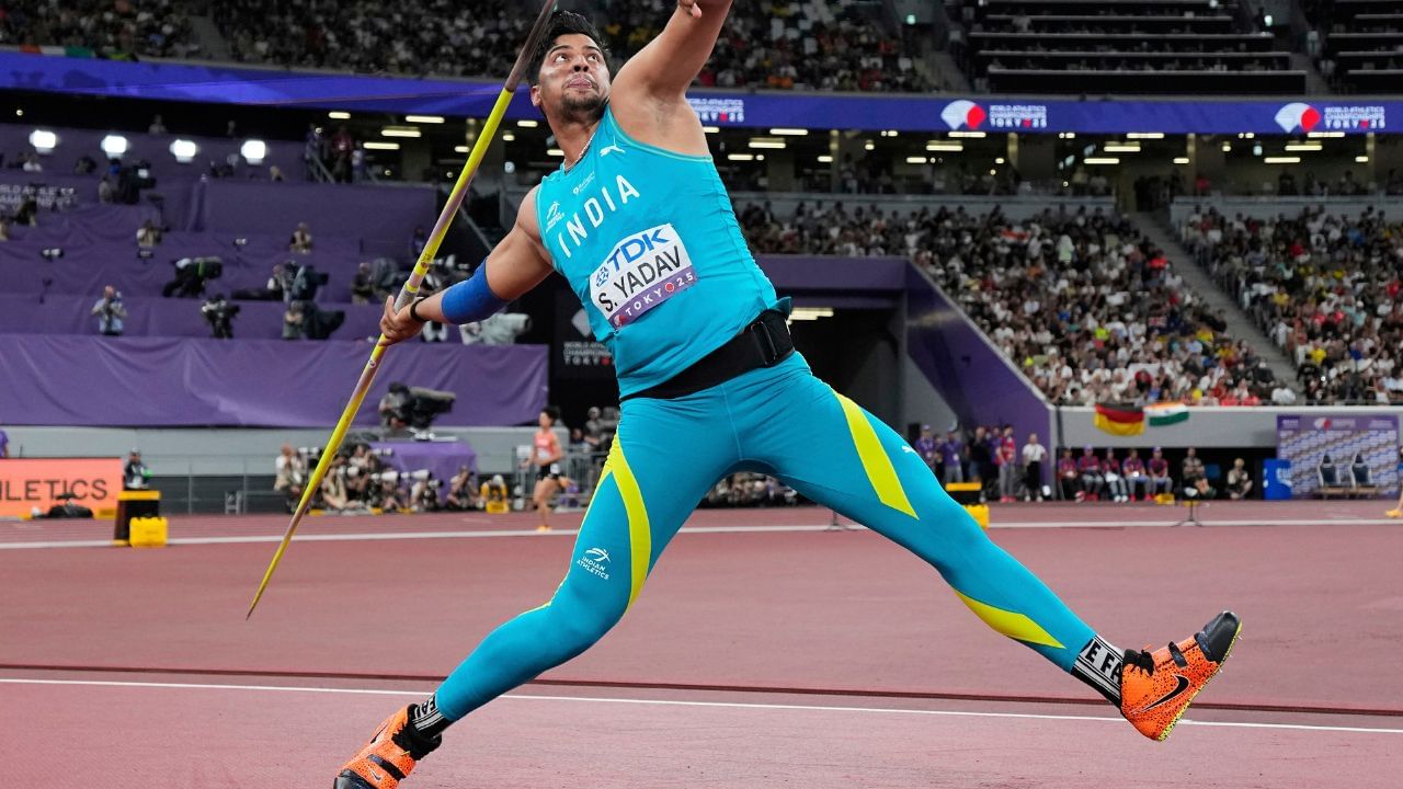 સચિન યાદવ ઉત્તર પ્રદેશના ખેકરા ગામનો રહેવાસી છે. શરૂઆતમાં ક્રિકેટ પ્રત્યે ઉત્સાહી, તેની એથ્લેટિક ક્ષમતાને પાડોશી અને રમતવીર સંદીપ યાદવે ઓળખી હતી, જેમણે સ્થાનિક ક્રિકેટ મેચ દરમિયાન સચિનના મજબૂત ખભા જોયા હતા. સંદીપના માર્ગદર્શન હેઠળ, સચિને 19 વર્ષની ઉંમરે ભાલા ફેંક (જેવલીન થ્રો ઈવેન્ટ)માં પરિવર્તન કર્યું. 6 ફૂટ 5 ઇંચ ઊંચાઈ ધરાવતા આ ખેલાડીએ મોટું નામ કમાયું છે