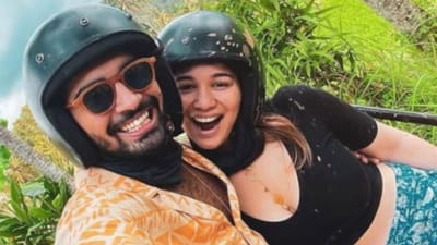 સારા તેંડુલકરની કેટલીક તસવીરો સોશિયલ મીડિયા પર વાયરલ થઈ રહી છે, જે ગોવાની હોવાનું કહેવાય છે. આ તસવીરોમાં તે એક છોકરા સાથે જોવા મળી રહી છે. પ્રશ્ન એ છે કે તે છોકરો કોણ છે? સારા અને તે છોકરાની તસવીર પાછળનું સત્ય શું છે, જે સોશિયલ મીડિયા પર આગની જેમ ફેલાઈ ગયું? સારા તેંડુલકર તસવીરોમાં તે છોકરાની એટલી નજીક જોવા મળે છે કે એવું લાગે છે કે તે તેના માટે કોઈ ખાસ વ્યક્તિ છે. પણ કોણ?