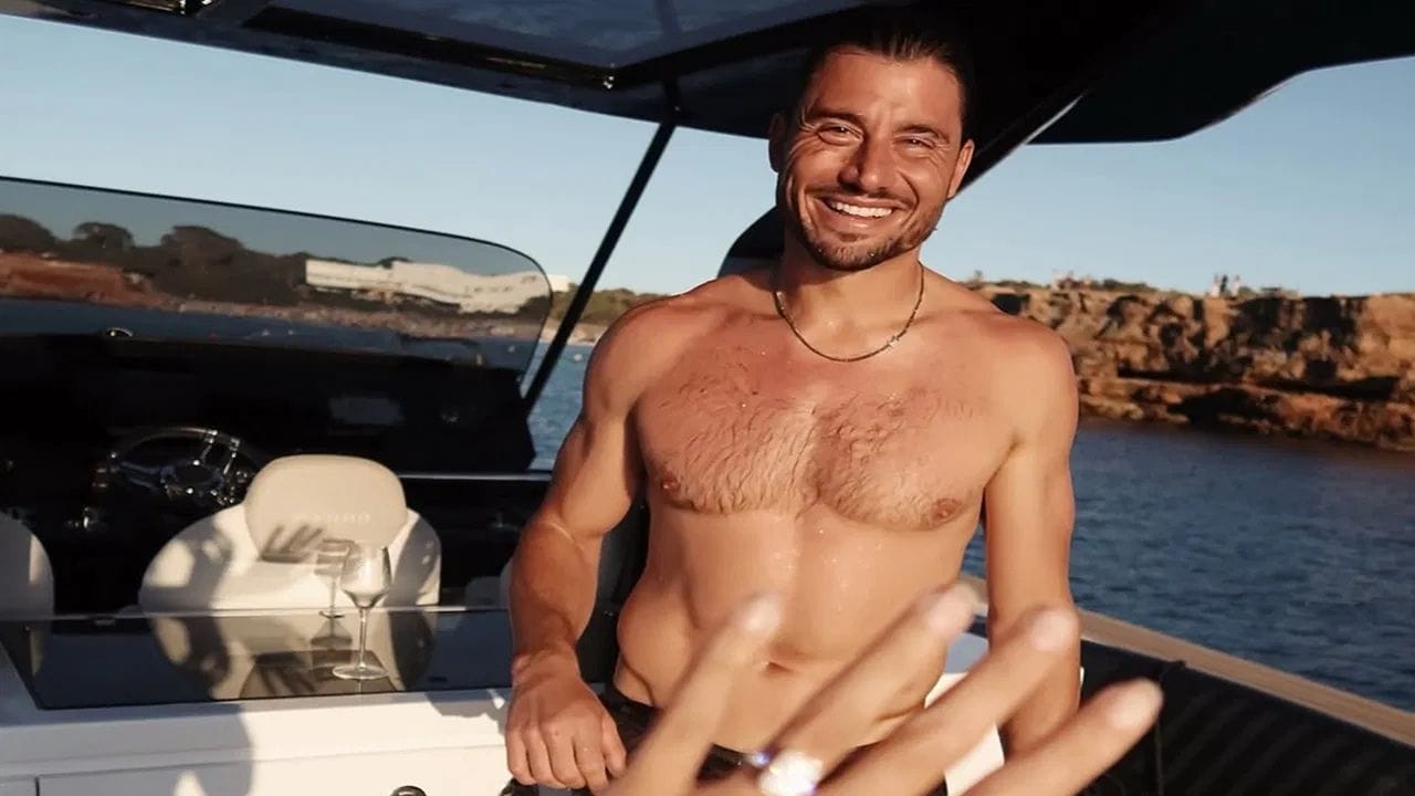 સ્ટોઈનિસની કુલ સંપત્તિ લગભગ 40 કરોડ રૂપિયા છે. આ ખેલાડી IPLમાં પંજાબ કિંગ્સ તરફથી રમે છે. તેને એક સિઝન માટે 11 કરોડ રૂપિયા મળે છે. (All Photo Credit : Instagram)