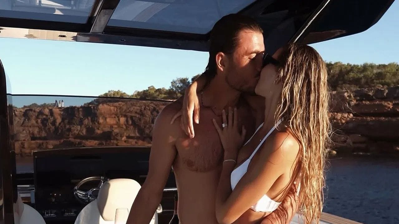 મોડેલિંગ અને ડિઝાઈનિંગ ઉપરાંત સારા ચર્નુખ ઓસ્ટ્રેલિયન ફેશન મેગેઝિનમાં કોલમ પણ લખે છે. આમાં તે લોકોને ત્વચાની સંભાળ, ફેશન ટ્રેન્ડ અને જીવનશૈલી વિશે જણાવે છે.