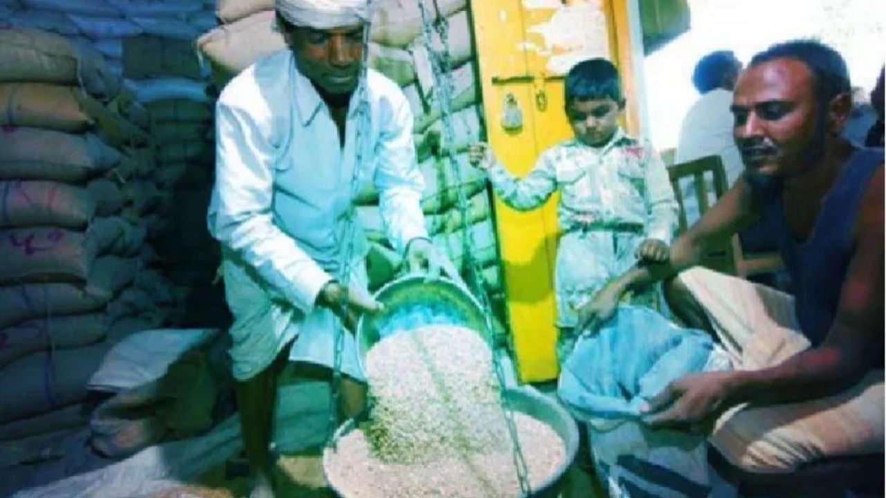 પ્રધાનમંત્રી ગરીબ કલ્યાણ અન્ન યોજના વિશ્વની સૌથી મોટી ખાદ્ય સુરક્ષા યોજનાઓમાંની એક છે. AAY અથવા PHH શ્રેણીનું રાશન કાર્ડ અને આધાર કાર્ડ હોવું જરૂરી છે. જો તમે PMGKAY નો લાભ લેવા માંગતા હોવ, તો પહેલા તમારા રાશન કાર્ડનું સ્ટેટસ ચકાસો. જો રાશન કાર્ડ નથી, તો તરત જ તમારા રાજ્યના ખાદ્ય અને નાગરિક પુરવઠા વિભાગ (Food and Civil Supplies Department)નો સંપર્ક કરો. વધુ માહિતી માટે, સત્તાવાર વેબસાઇટ dfpd.gov.in અથવા સ્થાનિક રાશન ડીલરનો સંપર્ક કરો.