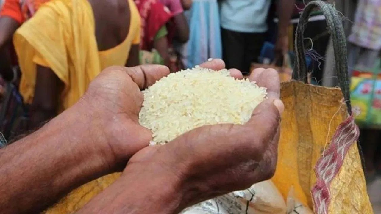 આ યોજના થકી 81 કરોડથી વધુ લોકો લાભ મેળવી રહ્યા છે. નેશનલ ફૂડ સિક્યોરિટી એક્ટ (NFSA) હેઠળ, પાત્ર પરિવારોને દર મહિને વ્યક્તિ દીઠ 5 કિલો મફત અનાજ (ઘઉં / ચોખા) મળે છે. આ યોજનાને દેશભરની 'સરકારી રાશન દુકાનો' દ્વારા ચલાવવામાં આવે છે.