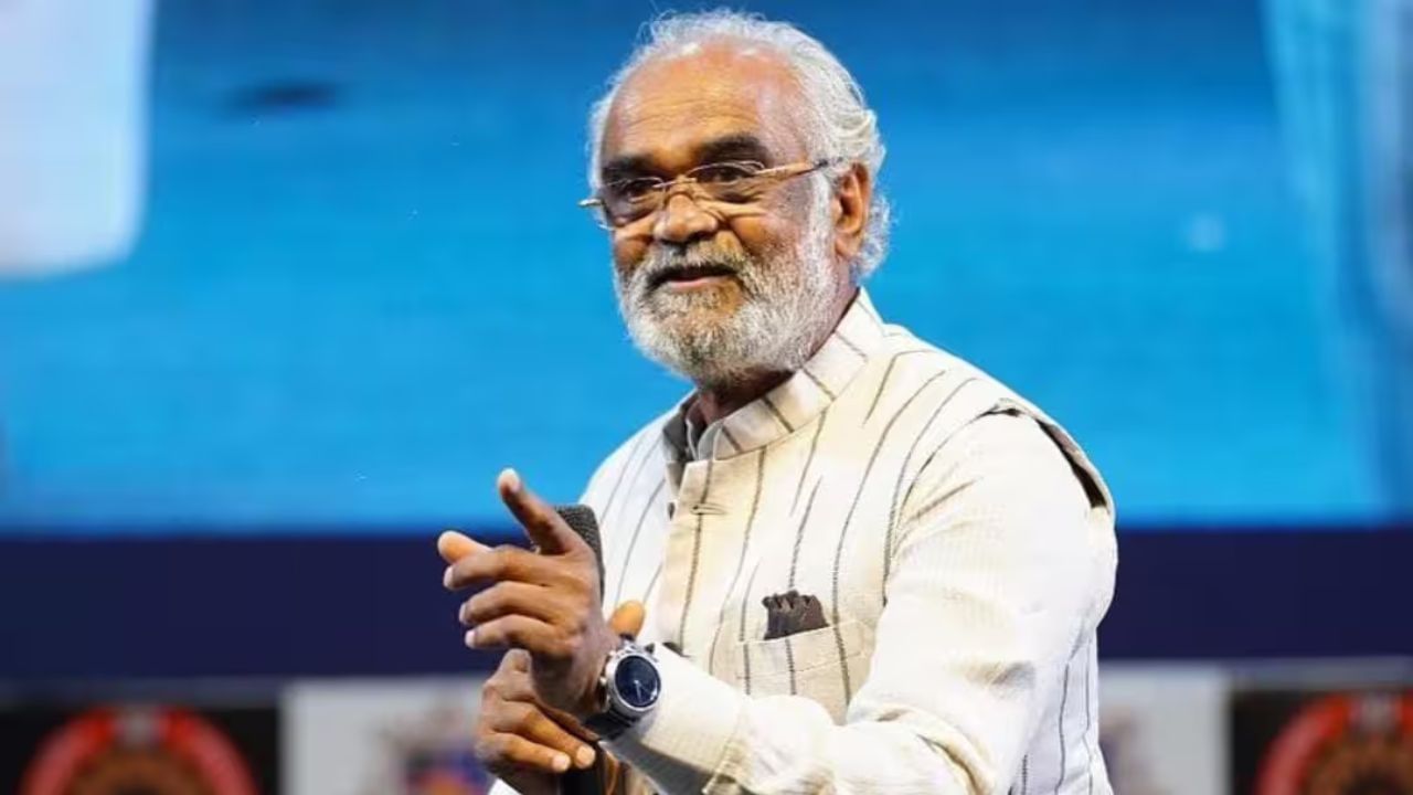 સવજી ધોળકિયાનો જન્મ 12 એપ્રિલ 1962ના રોજ ગુજરાતના અમરેલી જિલ્લાના દુધાળા ગામમાં ખેડૂત પરિવારમા થયો હતો. આર્થિક પરિસ્થિતિ નબળી હોવાથી તેઓ માત્ર ચોથી ધોરણ સુધી જ ભણ્યા અને 14 વર્ષની ઉંમરે અભ્યાસ છોડવો પડ્યો. બાદમાં તેમણે પોતાના કાકાના હીરા વ્યવસાયમાં કામ કરવાનું શરૂ કર્યું અને ધીમે ધીમે આ વ્યવસાયની બારીકીઓ શીખી.