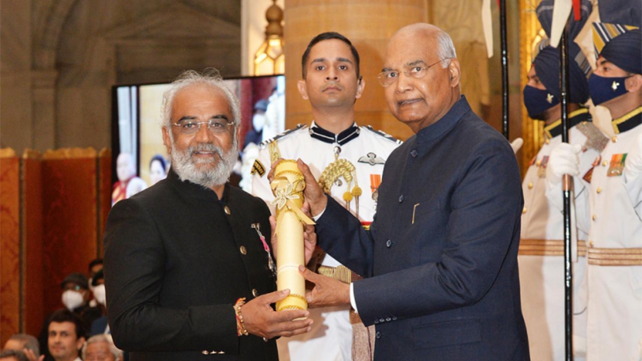 સન 1992માં સાવજી અને તેમના ત્રણ ભાઈઓએ મળીને હરી કૃષ્ણા એક્સપોર્ટ્સ પ્રાઈવેટ લિમિટેડ સ્થાપી. કંપનીની હીરા કટિંગ અને પોલિશિંગ યુનિટ સુરતમાં અને નિકાસ ઓફિસ મુંબઈમાં ખોલવામાં આવી. આજે તેમની કંપની દર મહિને લગભગ 40,000 કેરેટ હીરાનું ઉત્પાદન કરે છે અને 79 દેશોમાં નિકાસ કરે છે.