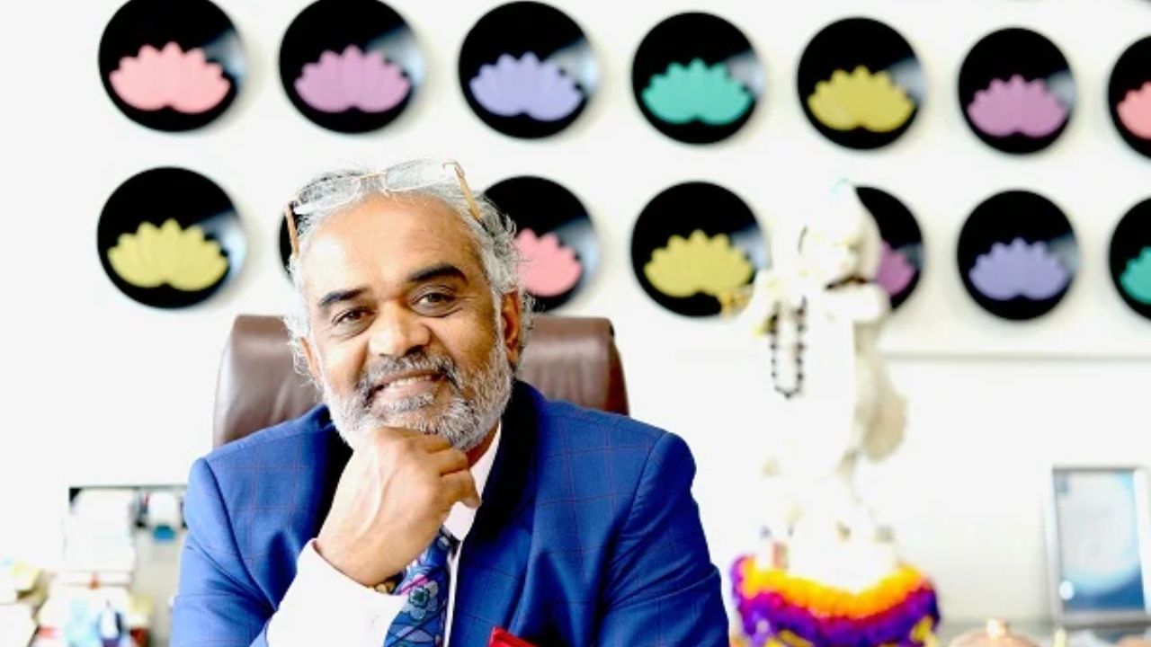 ધોળકિયા પરિવારની એક પરંપરા છે જે 12 વર્ષ પહેલાં શરૂ થઈ હતી. એક વખત લંડનના હોટેલમાં જમ્યા પછી પરિવારને સમજાયું કે પૈસાની કિંમત સમજવી જરૂરી છે. ત્યારથી પરિવારના યુવાનોને જીવનની કઠિનતાઓનો સામનો કરાવવા માટે તેમને અજાણ્યા શહેરમાં મોકલવામાં આવે છે.