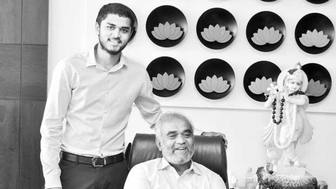 કઠિન દિવસો બાદ દ્રવ્યને એક હોટેલમાં સારી નોકરી મળી અને બેકરી વિભાગમાં કામ કર્યું. જરૂરી અનુભવ મેળવ્યા પછી તેઓ હાલ પોતાના પિતાની કંપની સાથે સંકળાયેલા છે.