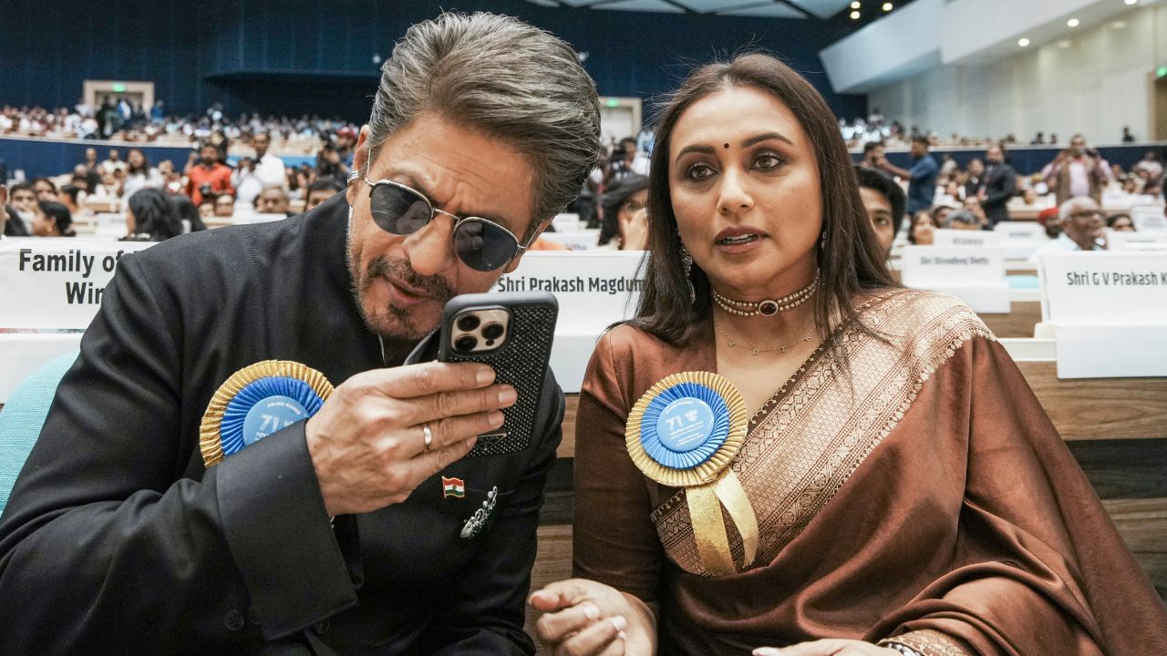 લોકો એવું પણ માનતા હોય છે કે, સેલિબ્રિટી હંમેશા મોંધા ફોન વાપરે છે.હાલમાં બોલિવુડ અભિનેતા શાહરુખ ખાનનો એક ફોટો સોશિયલ મીડિયા પર વાયરલ થઈ રહ્યો છે. 