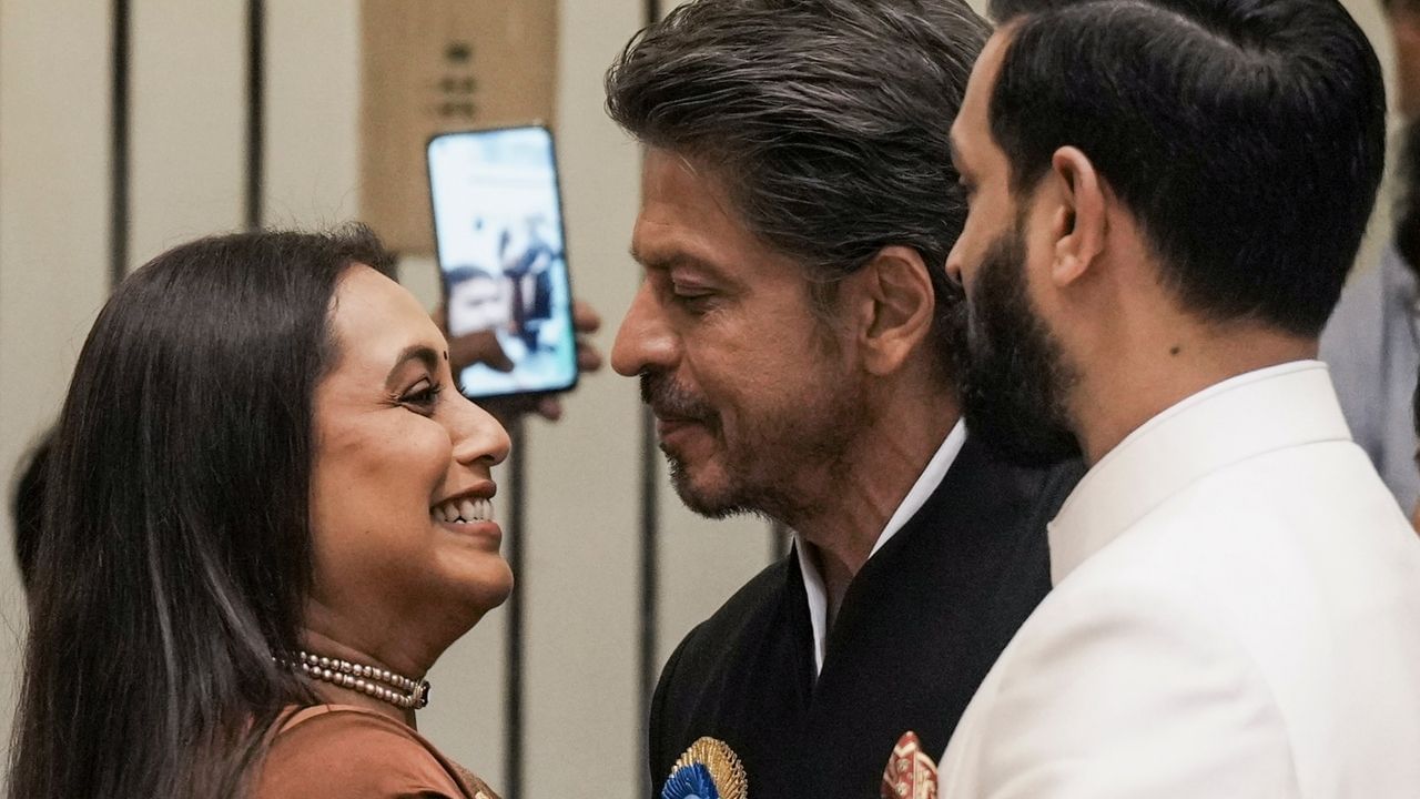 આ ફોન ગત્ત વર્ષે લોન્ચ થયો હતો. જેનું અપટેડ વર્ઝન  iPhone 17 Pro છે. લેટેસ્ટ વર્ઝનમાં તમને બેક સાઈડમાં મોટો કેમેરા મોડ્યુલ મળશે.