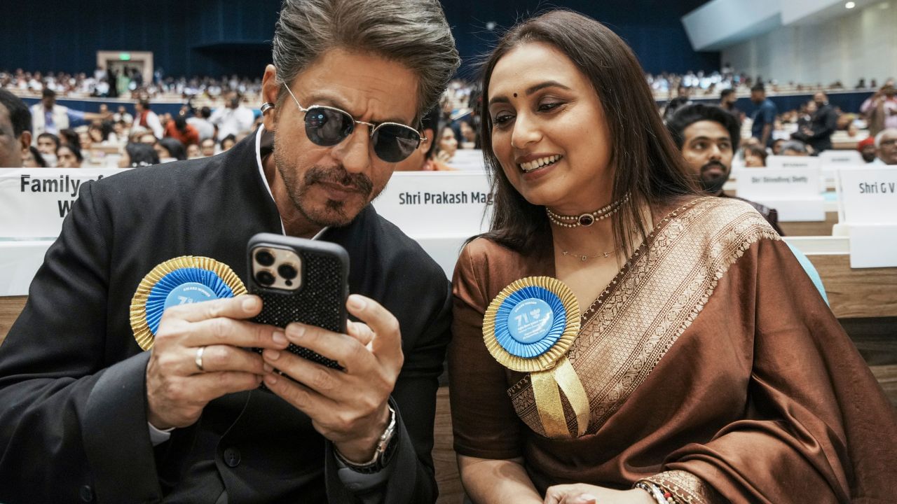  આનો મતલબ એ છે કે, તેના હાથમાં આઈફોન મોડલ છે.  શાહરુખ ખાનના હાથમાં જોવા મળતો ફોન iPhone 16 Pro સીરિઝની ડિવાઈઝનો છે. સાઈઝના હિસાબથી iPhone 17 Pro લાગી રહ્યો છે.