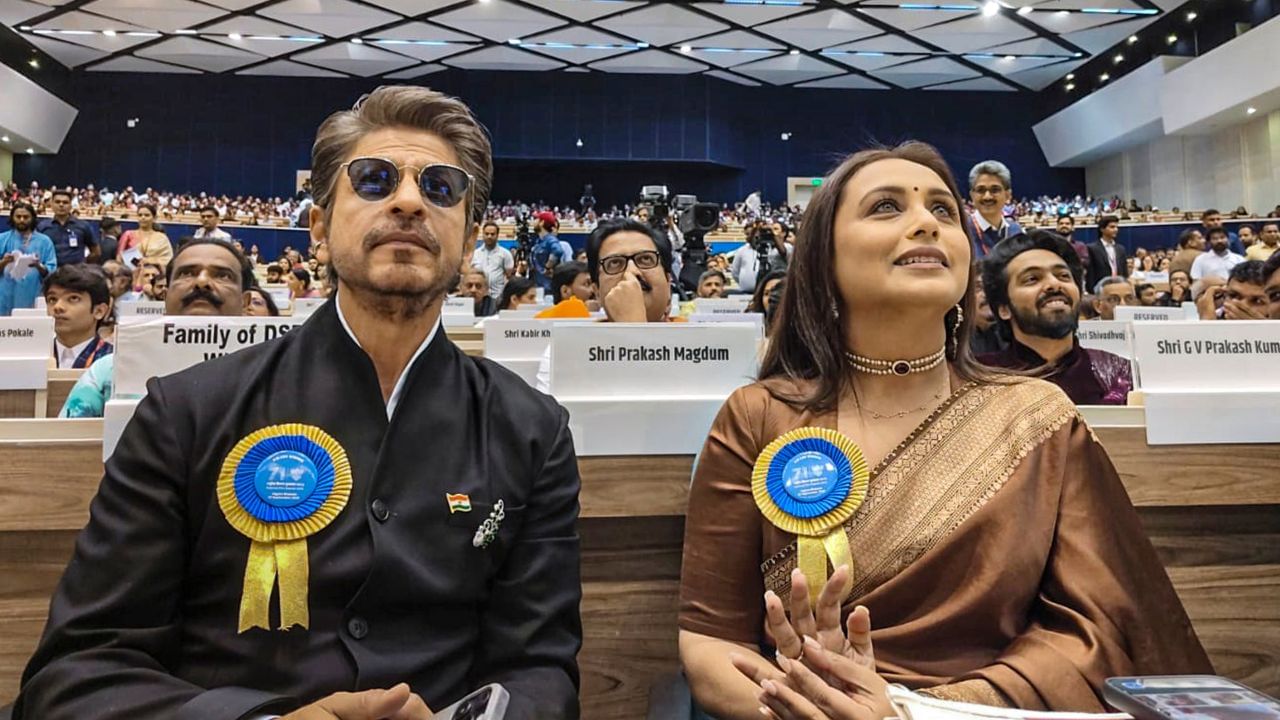 સુપરસ્ટાર શાહરૂખ ખાન અનેક વખત તેના સ્વભાવને કારણે ચર્ચામાં રહે છે. એવોર્ડ દરમિયાન શાહરૂખ અને રાની મુખર્જીનો એક વીડિયો સોશિયલ મીડિયા પર વાયરલ થઈ રહ્યો છે. વીડિયોમાં, બંને 71મા નેશનલ ફિલ્મ એવોર્ડ 2025 કાર્યક્રમમાં જોવા મળે છે.  આ દરમિયાન કિંગ ખાન અભિનેત્રીની સાડીનો પલ્લુ પોતાના હાથમાં પકડતો જોવા મળી રહ્યો છે.  