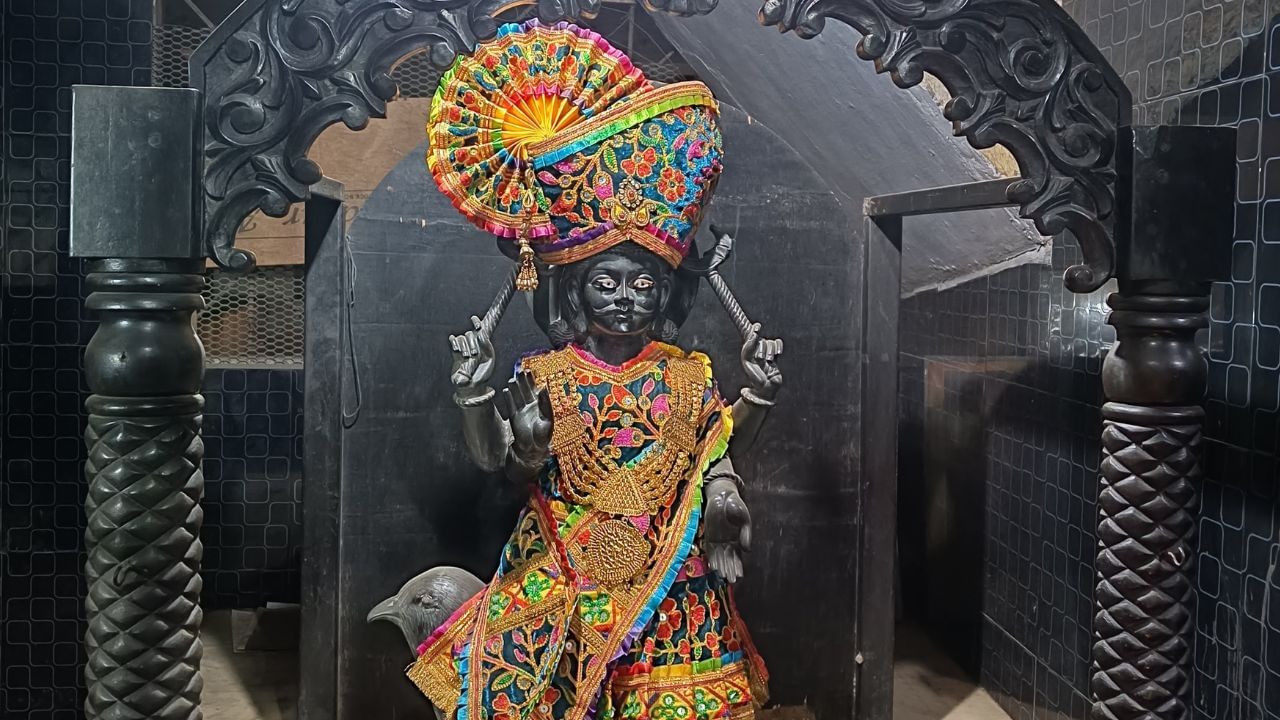 હવે શનિ 2027 સુધી મીન રાશિમાં જ રહેશે. જ્યોતિષ મુજબ, શનિદેવ વ્યક્તિને તેના કર્મો મુજબ ફળ આપે છે અને દરેક રાશિમાં લગભગ અઢી વર્ષ સુધી વિરાજે છે. 28 નવેમ્બરથી શનિ સીધી ગતિમાં આવશે, જેના કારણે શનિની સાડાસાતી અનુભવી રહેલી રાશિઓ પર ખાસ અસર થશે. હાલમાં મીન, મેષ અને કુંભ રાશિના જાતકો શનિની સાડાસાતીના સમયમાંથી પસાર થઈ રહ્યા છે. શનિની વક્રી અવસ્થાના અંત પછી, તેની સીધી ગતિ આ રાશિઓ માટે અનુકૂળ પરિસ્થિતિઓ અને શુભ યોગો લાવી શકે છે. હવે જોઈએ કે આ પરિવર્તનથી આ ત્રણેય રાશિઓને કેવી અસર થશે.