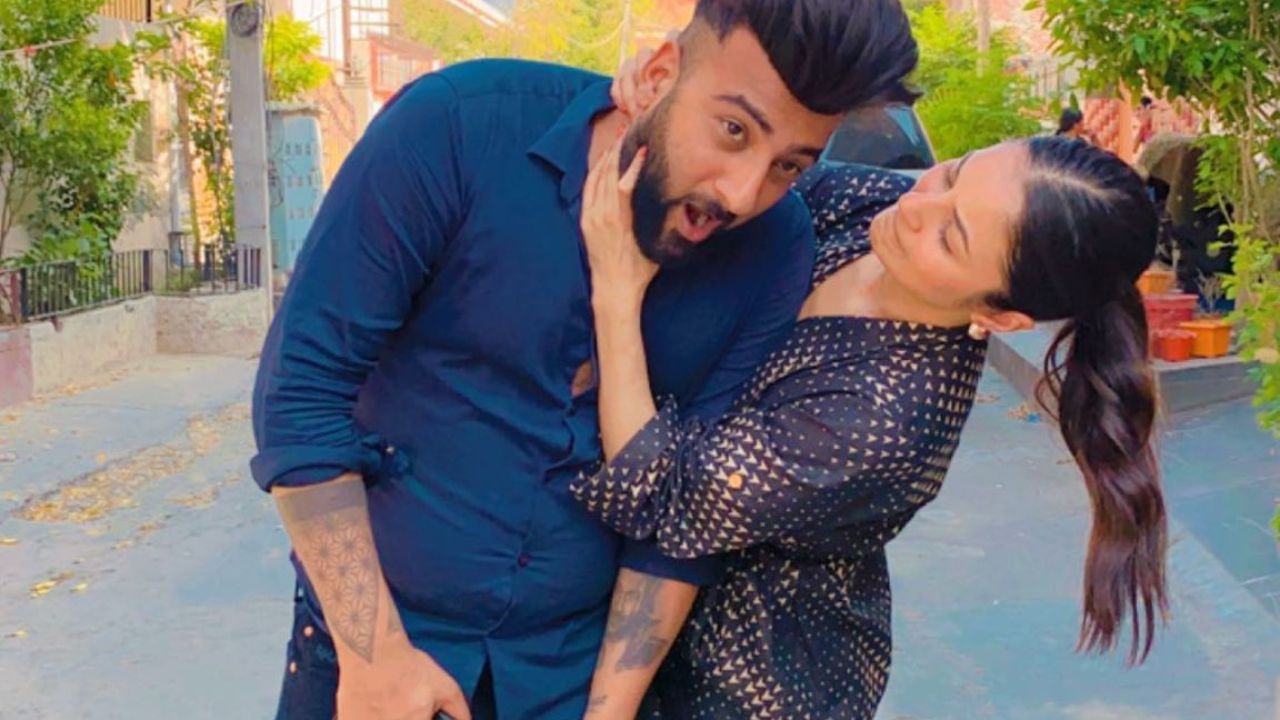 સલમાન ખાનનો લોકપ્રિય રિયાલિટી શો 'બિગ બોસ' ની 19મી સીઝન શરૂ થઈ ચૂકી છે. શેહબાઝ બદેશા પણ બિગ બોસની 19મી સીઝનનો ભાગ બન્યો છે.  શાહબાઝએ વાઈલ્ડ કાર્ડ એન્ટ્રી કરી છે.