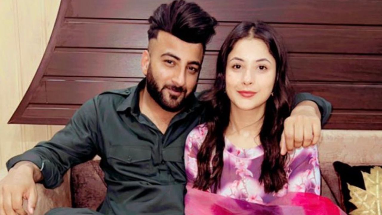 શેહબાઝ બદેશા બિગ બોસ 13ના ફેમસ સ્પર્ધક શહેનાઝ ગિલનો નાનો ભાઈ છે. શેહબાઝ ઇન્સ્ટાગ્રામ અને યુટ્યુબ પર પણ ખૂબ જ લોકપ્રિય છે. પંજાબના અમૃતસરમાં જન્મેલા શાહબાઝ ફિટનેસ ફ્રીક છે. તે પોતાની ફિટનેસનું ખૂબ ધ્યાન રાખે છે. તેણે અત્યાર સુધીમાં ઘણા મ્યુઝિક વીડિયોમાં પણ કામ કર્યું છે.