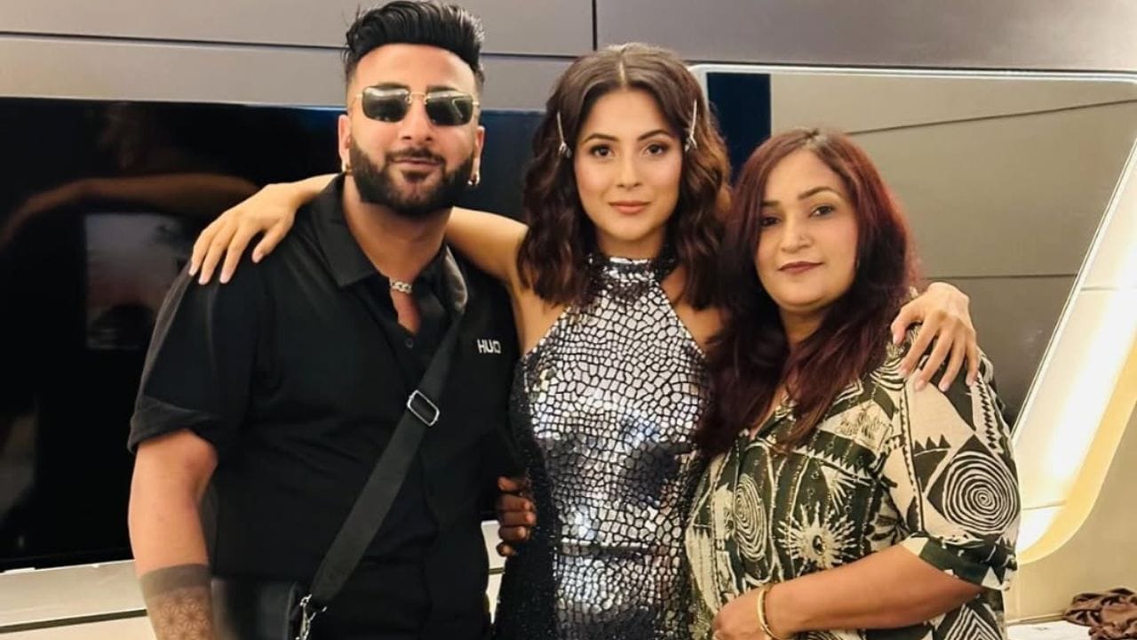 તમને જણાવી દઈએ કે, શાહબાઝ બદેશા બિગ બોસ 13માં પણ જોવા મળી ચૂક્યો છે. તમને જણાવી દઈએ કે તે તેની બહેન શહેનાઝ ગિલને સપોર્ટ કરવા માટે શોમાં આવ્યો હતો.