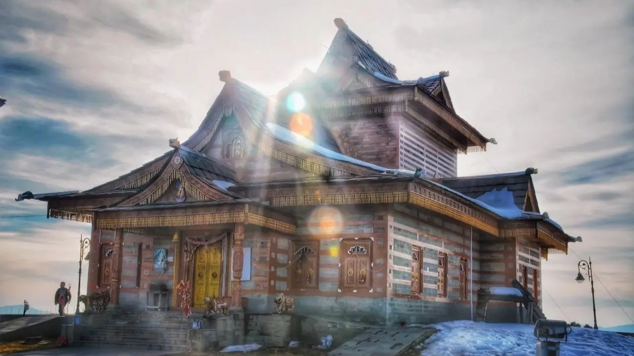 દેવી દુર્ગાનું આ મંદિર હિમાચલ પ્રદેશના શિમલામાં સમુદ્ર સપાટીથી આશરે 11,000 ફૂટ ઉપર સ્થિત છે. દરરોજ હજારો ભક્તો મંદિરમાં દર્શન કરે છે. ખાસ કરીને નવરાત્રિ દરમિયાન ભક્તો દૂર-દૂરથી દર્શન કરવા આવે છે. નવ દિવસ સુધી લાંબી કતારો લાગે છે. સ્થાનિક લોકોમાં, આ મંદિરને મા દુર્ગા મંદિર અને શ્રી કોટી માતા મંદિર તરીકે પણ ઓળખવામાં આવે છે. માતા ભીમ કાલી ટ્રસ્ટ મંદિરની જાળવણી અને ધાર્મિક પ્રવૃત્તિઓ માટે જવાબદાર છે.