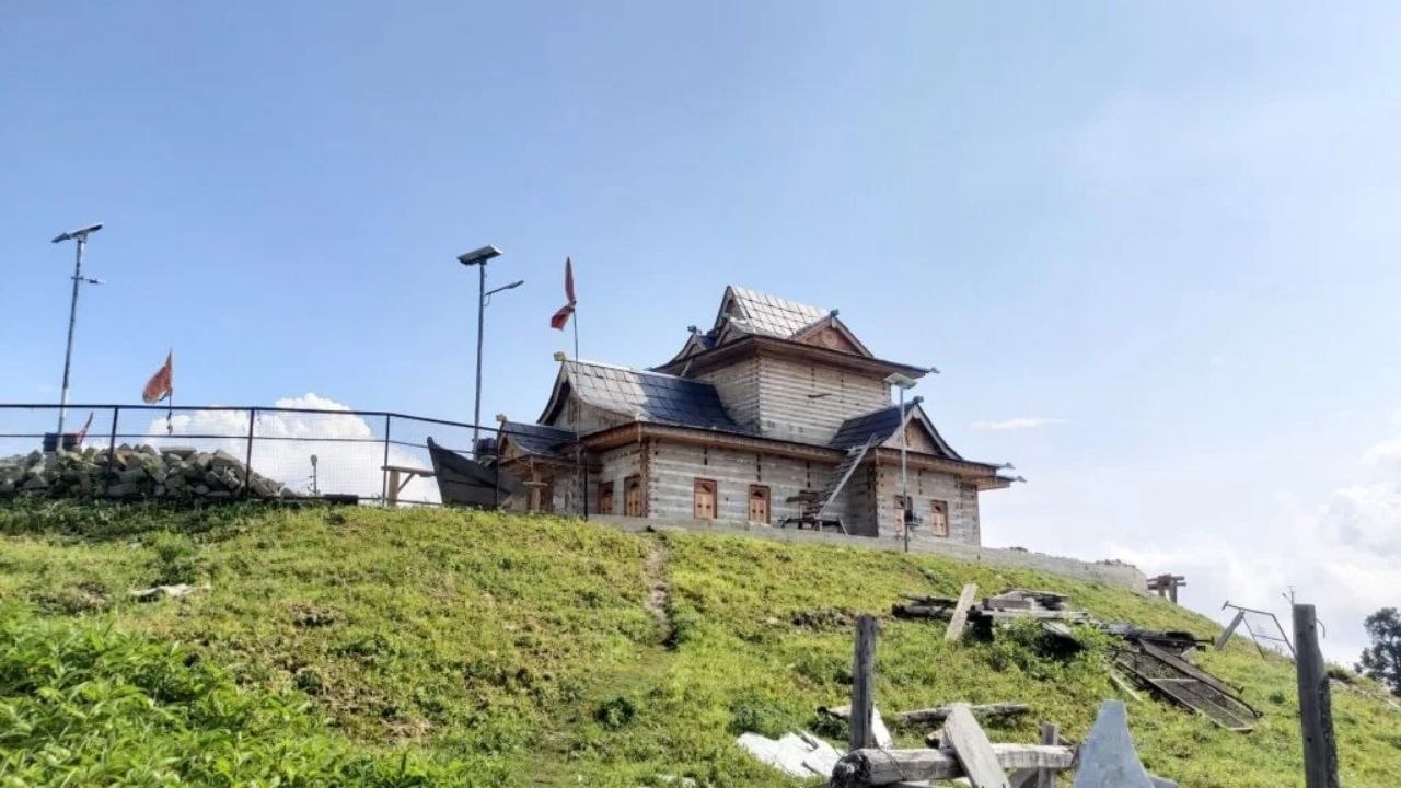 ધાર્મિક માન્યતા અનુસાર, પતિ-પત્ની માટે શ્રી કોટી માતા મંદિરમાં એકસાથે પૂજા અને દર્શન કરવા અશુભ માનવામાં આવે છે. જો કોઈ પરિણીત યુગલ ભૂલથી પણ આ મંદિરમાં સાથે આવે છે, તો તે પાપ માનવામાં આવે છે. તેની તેમના વૈવાહિક જીવન પર પણ નકારાત્મક અસર પડે છે.