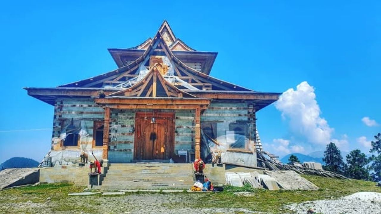 ભગવાન ગણેશના લગ્ન વિશે સાંભળીને કાર્તિકેય નારાજ થયા અને ક્યારેય લગ્ન નહીં કરવાની પ્રતિજ્ઞા લીધી. જ્યારે દેવી પાર્વતીને તેમના પુત્ર કાર્તિકેયના અવિવાહિત લગ્નની ખબર પડી, ત્યારે તે ખૂબ જ દુઃખી થઈ અને તે સમયે ભગવાન કાર્તિકેય જ્યાં હાજર હતા તે સ્થળને શાપ આપ્યો.