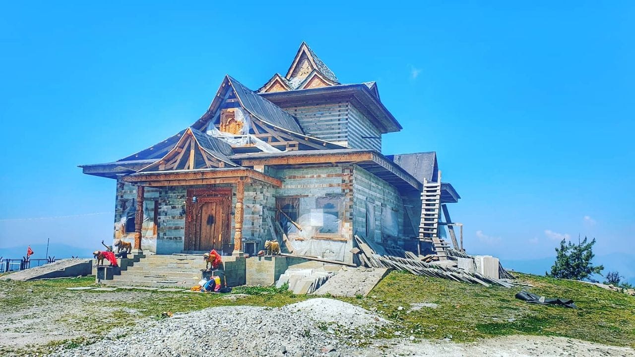 દંતકથા અનુસાર, ભગવાન કાર્તિકેય સમુદ્ર સપાટીથી આશરે 11,000 ફૂટ ઉપર શિમલામાં હાજર હતા, જ્યાં આજે શ્રી કોટી માતા મંદિર આવેલું છે. દેવી પાર્વતીએ જાહેર કર્યું કે જે પણ પતિ-પત્ની ભગવાન કાર્તિકેયના દર્શન કરશે તેઓ ક્યારેય સાથે નહીં રહે અને તેમના વૈવાહિક જીવનમાં સમસ્યાઓનો સામનો કરશે. આ કારણોસર, પરિણીત યુગલો શ્રી કોટી માતા મંદિરમાં એકસાથે જવાથી ડરે છે. (નોંધ : અહીં આપવામાં આવેલી માહિતી ધાર્મિક માન્યતાઓને આધારે ફક્ત આપની જાણકારી માટે છે.)