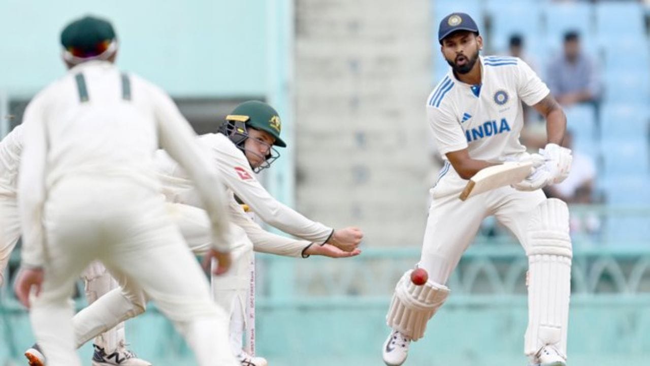 ઈન્ડિયાએ અને ઓસ્ટ્રેલિયા A વચ્ચે 4 દિવસની મેચ સીરિઝ રમાઈ રહી છે. જેના માટે ઈન્ડિયા એનો કેપ્ટન શ્રેયસ અય્યરને બનાવવામાં આવ્યો હતો. પહેલી મેચમાં શ્રેયસ અય્યર કેપ્ટનશીપ કરતા જોવા મળ્યો હતો અને આ મેચ ડ્રો સાથે પૂર્ણ થઈ હતી. હવે રિપોર્ટ સામે આવી રહ્યો છે કે, બીજી મેચમાં કેપ્ટન શ્રેયસ અય્યર બહાર રહેશે. તેના સ્થાને અન્ય ખેલાડી ઈન્ડિયા એની કેપ્ટનશીપ કરતો જોવા મળશે.