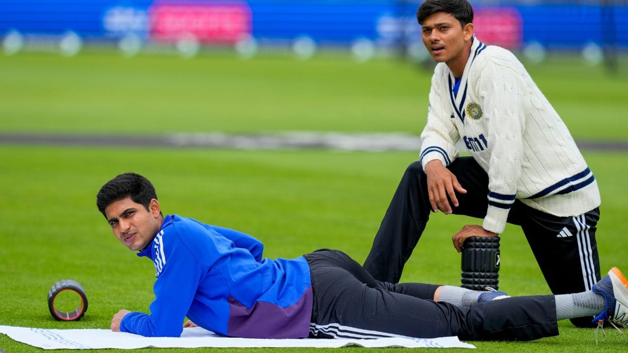 રિપોર્ટ મુજબ શુભમન ગિલ અંદાજે 50 કરોડ રુપિયાનો માલિક છે. આ તેની નેટવર્થ છે. ગિલ આટલા પૈસા ક્યાંથી કમાય છે. તેના વિશે આપણે વાત કરીએ અને ગિલની ક્રિકેટ બનવાની સફર ક્યાંથી શરુ થઈ છે. ગિલની આ સફળતા પાછળ પિતાનો મોટો ફાળો છે.