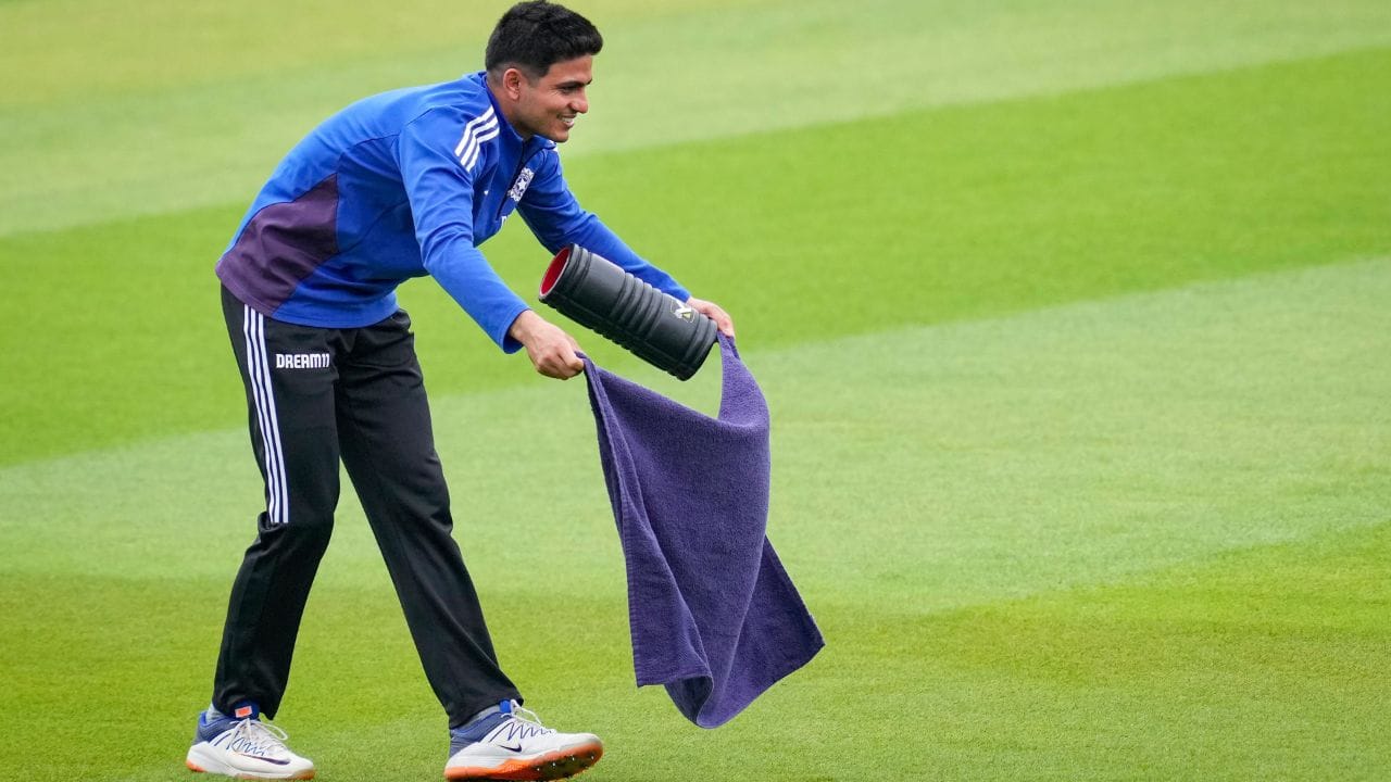 ગિલના પિતા ગામના છોકરા પાસે બોલિંગ કરાવતા હતા અને શરત રાખતા હતા કે, જે ગિલની વિકેટ લેશે તેને 100 રુપિયા આપશે.100 રુપિયાથી શરુ થયેલું કરિયર આજે 50 કરોડ સુધી પહોંચ્યું છે.હવે એ સવાલ થાય કે આટલી કમાણી ક્યાંથી કરે છે.