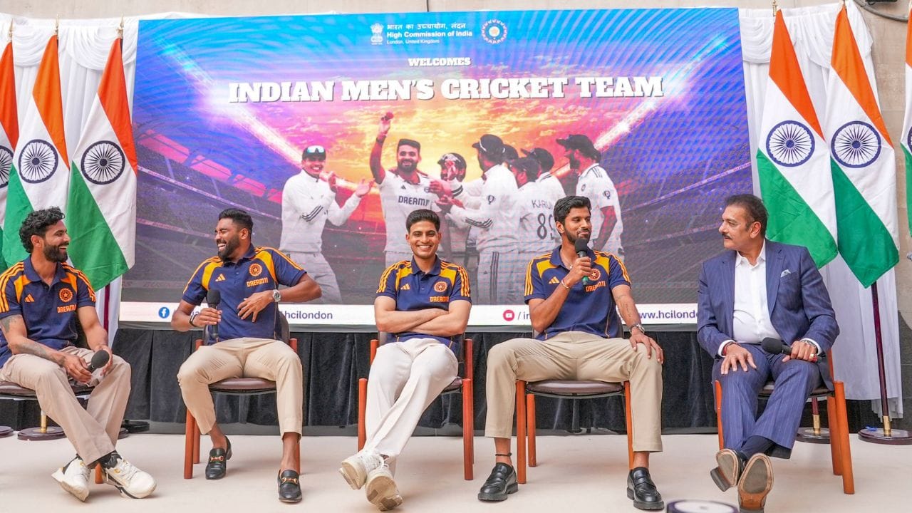 શુભમન ગિલ જે 20 બ્રાન્ડ્સને એન્ડોર્સ કરે છે અને ઘણા પૈસા કમાય છે તેના નામ નીચે મુજબ છે: NIKE, Gillette, CEAT, Casio, Bajaj Allianz Life, Coca Cola, My Circle, Beats by Dre, Oakley, The Sleep Company, Muscle Blaze, ITC Engage, TVS, JBL, Tata Capital, Cinthol, Fiama Men, Wings, Capri Loans, Games 24×7.