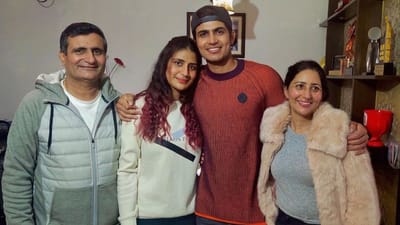 ગિલના દાદા દીદાર સિંહ ખેડૂત હતા તેના પિતા લખવિંદર પણ ખેડૂત હતા. લખવિંદર પોતાના દીકરાને ક્રિકેટર બનાવવા માંગતા હતા. ગિલના પિતા પંજાબના ફાઝિલ્કામાં રહેતા હતા પરંતુ જ્યારે શુભમન ગિલ 8 વર્ષનો હતો ત્યારે તેઓ દીકરાને લઈ મોહાલી આવ્યા હતા, ત્યાં મોહાલી ક્રિકેટ એકેડમીમાં દાખલ કર્યો હતો.