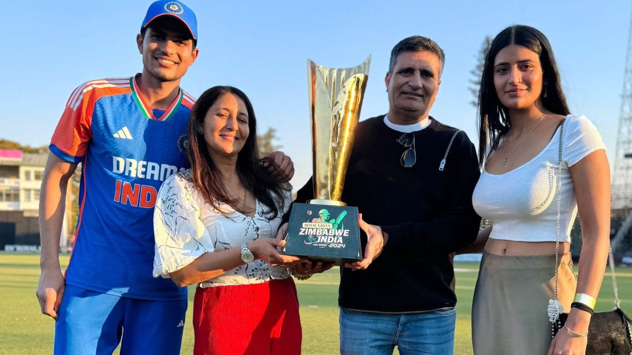 ત્યારબાદ શુભમન ગિલના પિતાને શુભમન ગિલને નેટ્સમાં મોકલવા માટે કહે છો. અહીથી ગિલની કિસ્મત બદલી હતી. નેટમાં તે 11 વર્ષની ઉંમરમાં અંડર-19 ક્રિકેટ ટીમના બોલરોના બોલ પર નેટમાં પ્રેક્ટિસ કરતો હતો.