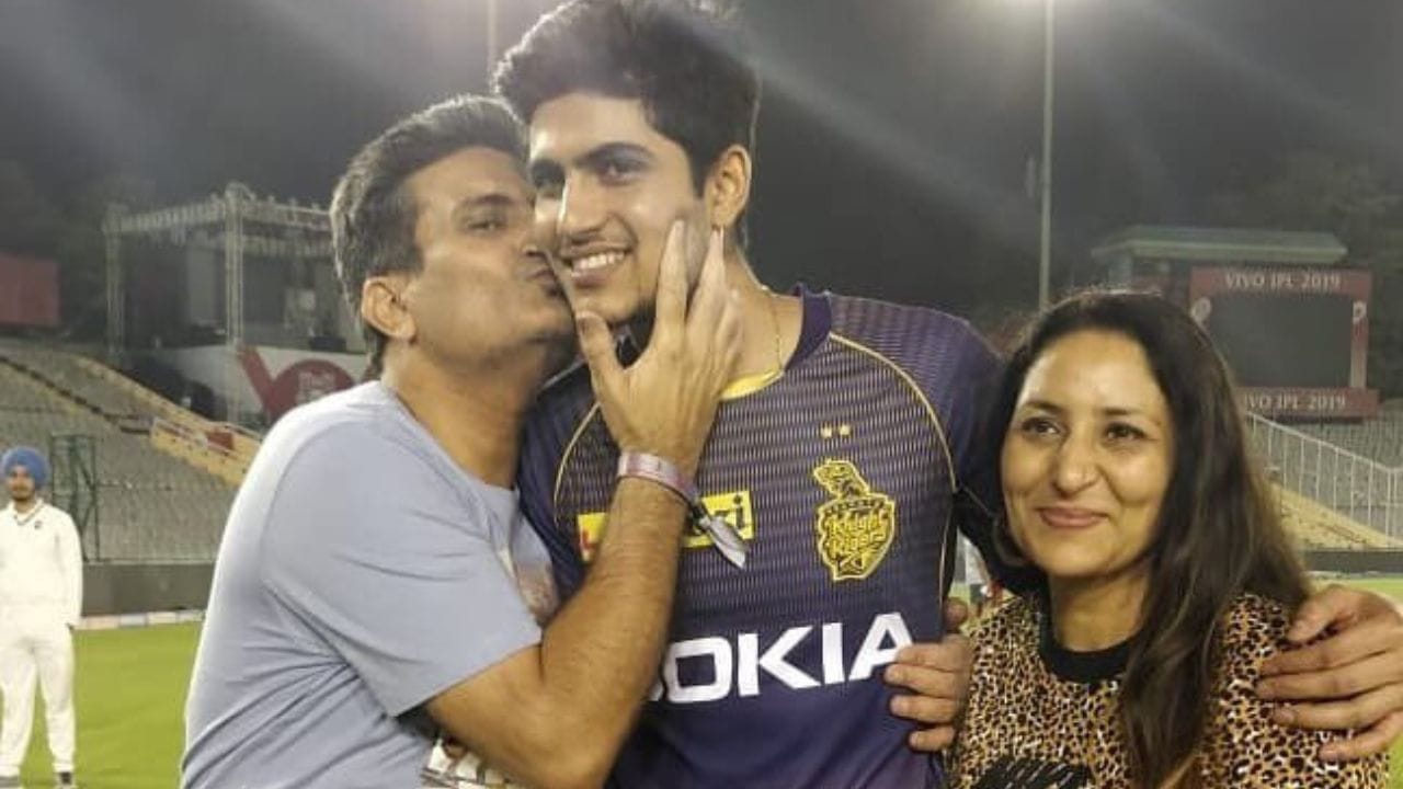 શુભમન ગિલ એક ભારતીય ક્રિકેટર છે,મોટાભાગે ટેસ્ટ ક્રિકેટમાં ત્રીજા ક્રમે રહે છે. ગિલનો જન્મ 8 સપ્ટેમ્બર 1999 ના રોજ પંજાબના ફાઝિલ્કામાં થયો હતો. આંતર-જિલ્લા અંડર-16 મેચમાં, શુભમને મોહાલી માટે રમતા 351 રન બનાવ્યા. ત્યારબાદ, 14 વર્ષની ઉંમરે, તેણે વિજય મર્ચન્ટ ટ્રોફીમાં પંજાબ માટે અંડર-16 ડેબ્યૂમાં બેવડી સદી ફટકારી.