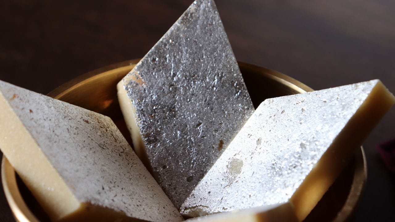 કાજુ બરફી સહિત ઘણી મીઠાઈઓ પર ચાંદીના વરખનો ઉપયોગ પણ થાય છે. જો કે, માવાની જેમ, બજારમાં નકલી અને ભેળસેળયુક્ત ચાંદીના વરખ પણ જોવા મળે છે, જે સ્વાસ્થ્ય માટે હાનિકારક હોઈ શકે છે. તો, સારી ગુણવત્તાવાળા નકલી ચાંદીના વરખને કેવી રીતે અલગ કરી શકાય? ચાલો તેના વિશે જાણીએ.