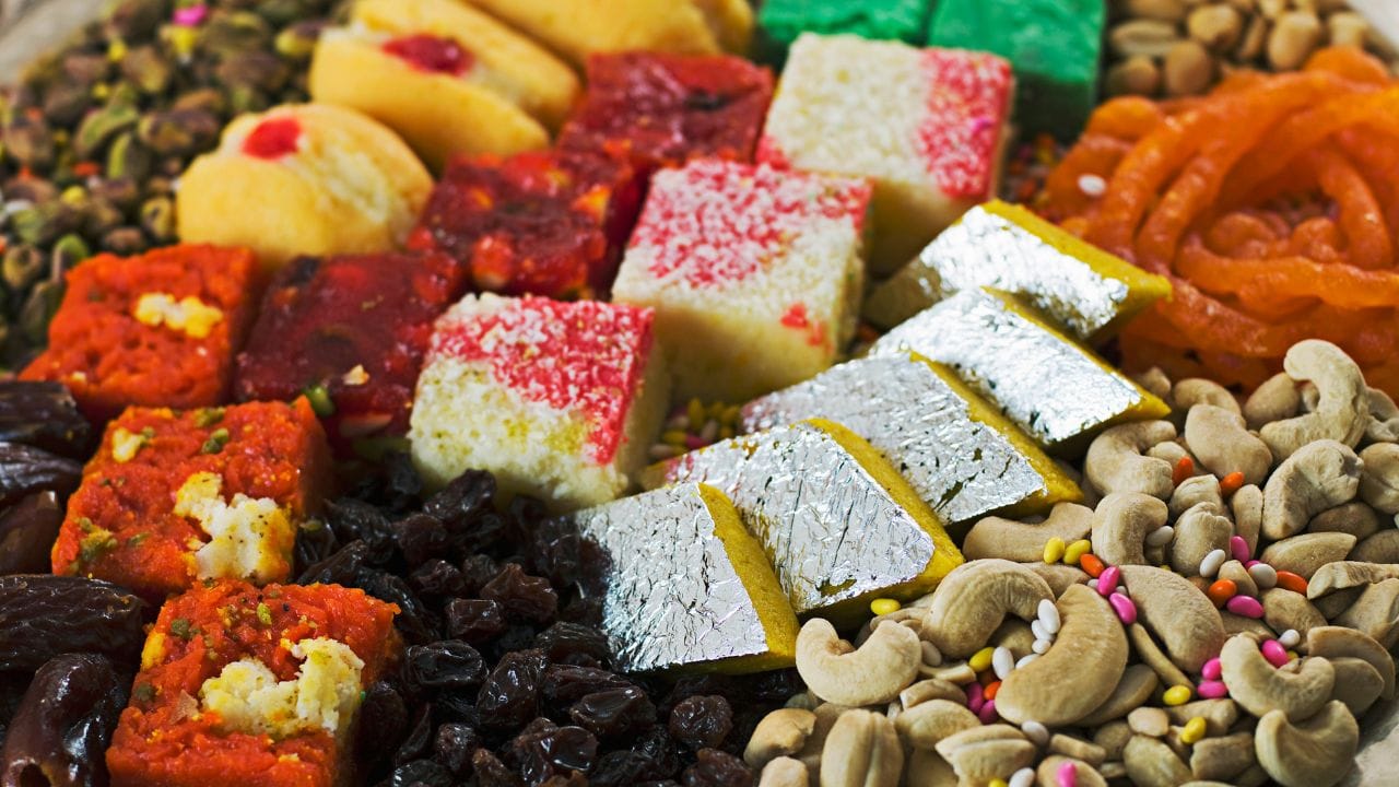 વાસ્તવિક ચાંદીના વરખ ખૂબ જ પાતળો અને ચમકદાર હોય છે. તે એટલું પાતળું બનાવવામાં આવે છે કે તે હવામાં સરળતાથી ઉડી શકે છે. નકલી વરખ ઘણીવાર એલ્યુમિનિયમ જેવી ધાતુઓ સાથે મિશ્રિત કરવામાં આવે છે, જેથી તે વધારે ચમકદાર બને છે. 