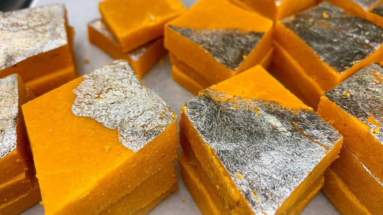 વાસ્તવિક ચાંદીનો વરખ ખૂબ જ પાતળું હોય છે અને તેને સ્પર્શ માત્રથી જ તુટી જાય છે. જ્યારે નકલી વરખ ખરબચડું, જાડું હોય છે અને તેની ચમક વધુ હોય છે.