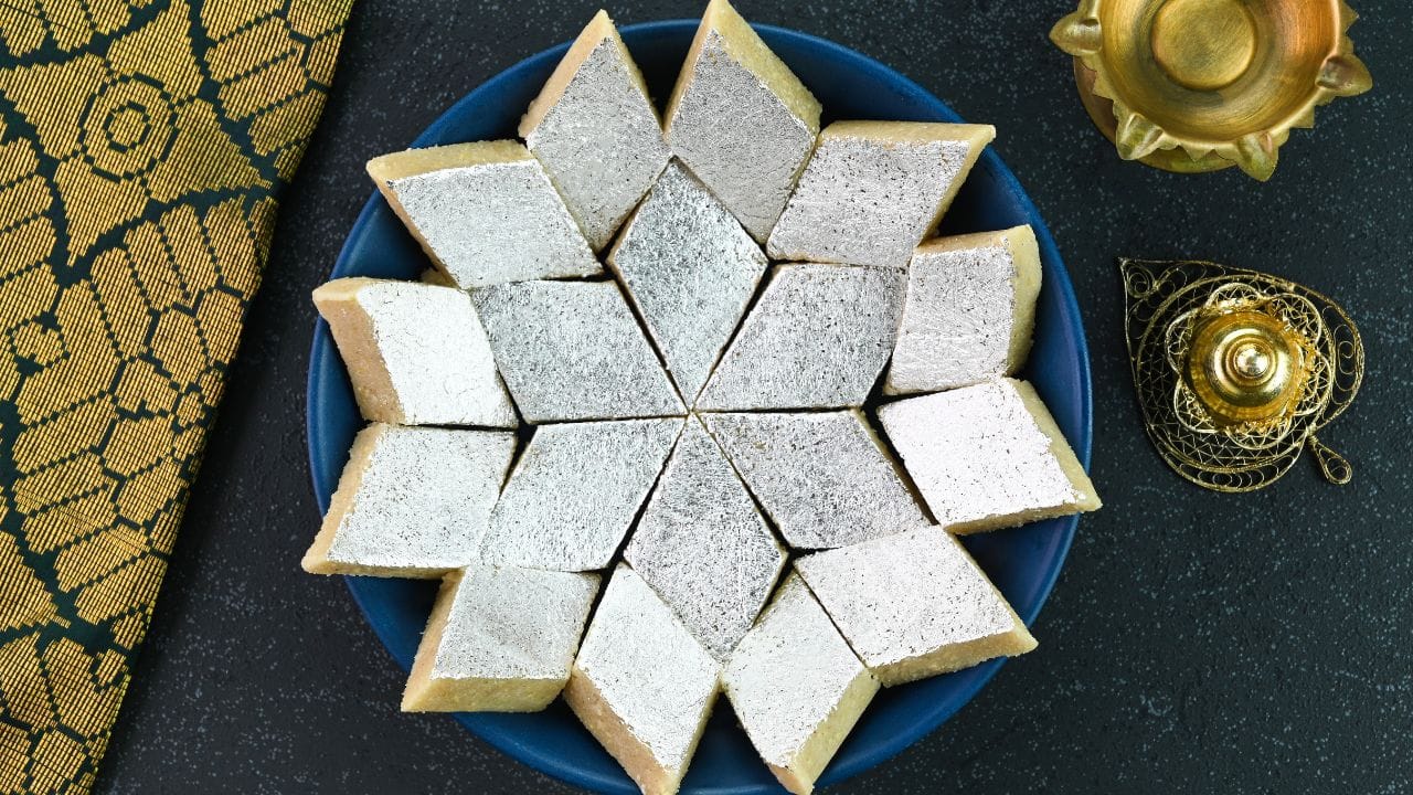 જો તમે તમારા હાથથી વાસ્તવિક ચાંદીના વરખને સ્પર્શ કરો છો, તો તે તમારી આંગળીઓ પર ચોંટી શકે છે અને સરળતાથી ફાટી શકે છે કારણ કે તે ખૂબ જ પાતળું છે. નકલી ચાંદીના વરખને, જેમાં એલ્યુમિનિયમ હોય છે, તે જાડું અને ઘન હોય છે. તે સરળતાથી ફાટતું નથી.