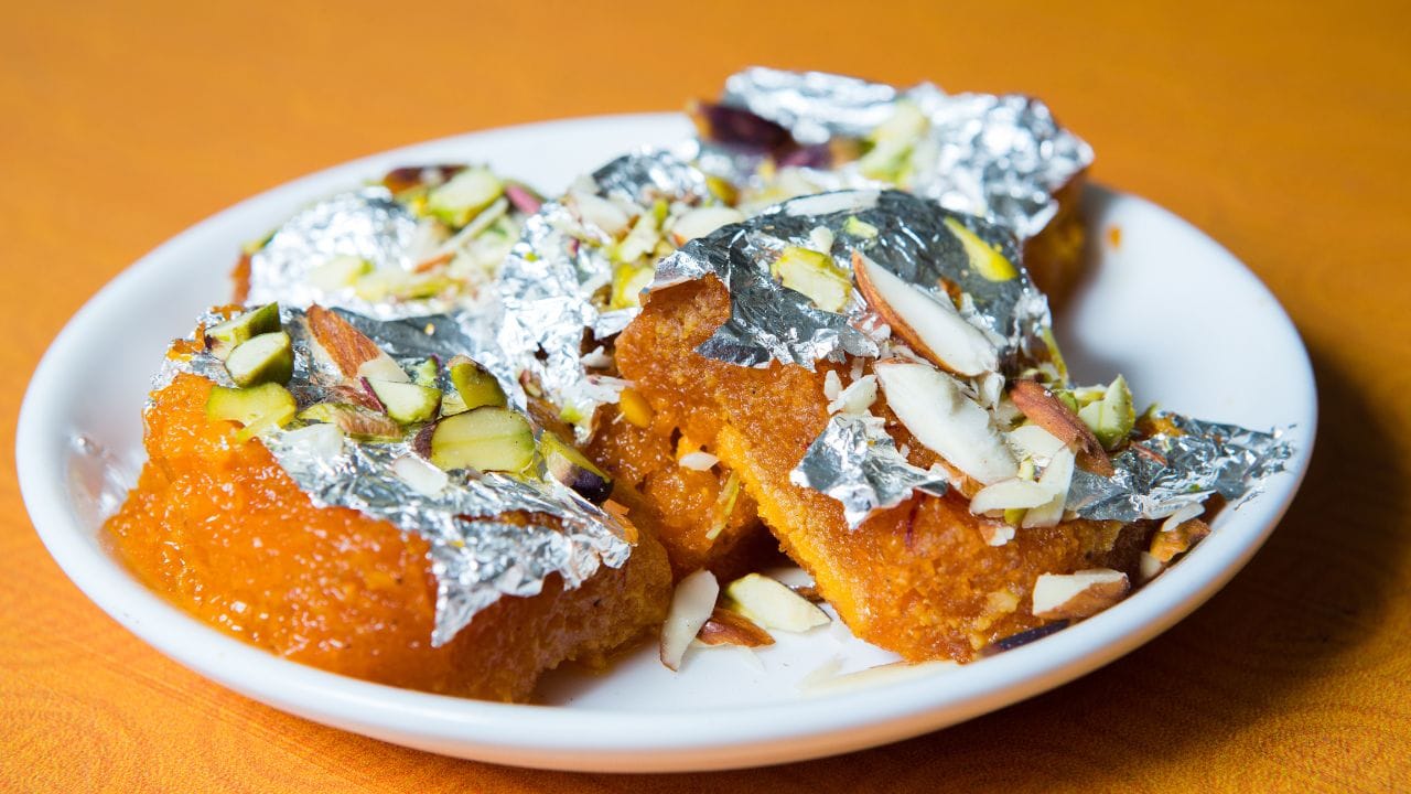 તમે FSSAI પ્રમાણિત દુકાનોમાંથી જ મીઠાઈ ખરીદવી જોઈએ. મોટાભાગની પ્રતિષ્ઠિત બ્રાન્ડ્સ અસલી ચાંદીના કામનો ઉપયોગ કરે છે અને આ માહિતી તેમના પેકેજિંગ પર ઉલ્લેખિત છે. કિંમતમાં પણ તફાવત છે. વાસ્તવિક ચાંદીના વરખની કિંમત થોડી વધુ હોઈ શકે છે, જ્યારે નકલી વરખની કિંમત થોડી ઓછી હોઈ શકે છે.