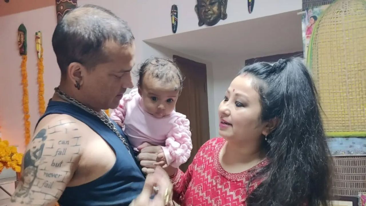  ગર્ગે 4 ફેબ્રુઆરી 2002ના રોજ ગોલાઘાટ, આસામની ફેશન ડિઝાઇનર ગરિમા સૈકિયા સાથે લગ્ન કર્યા હતા. ગર્ગ પોતાને અધર્મી માનતા હતા અને કહેતા હતા કે તેમની કોઈ જાતિ કે ધર્મ નથી. ઝુબીન ગર્ગને એક સંતાન છે, જેનું નામ ગૌતમ ગર્ગ છે. 