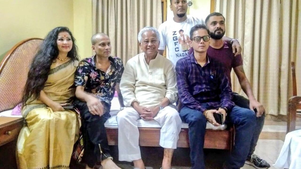 તેઓ ઢોલ,  ડ્રમ્સ, ગિટાર, હાર્મોનિકા, હાર્મોનિયમ, મેન્ડોલિન, કીબોર્ડ, તબલા અને વિવિધ પર્ક્યુસન વાદ્યો સહિત 12 વાદ્યો વગાડતા હતા.તેઓ આસામનો સૌથી વધુ કમાણી કરતો સિંગર હતો.