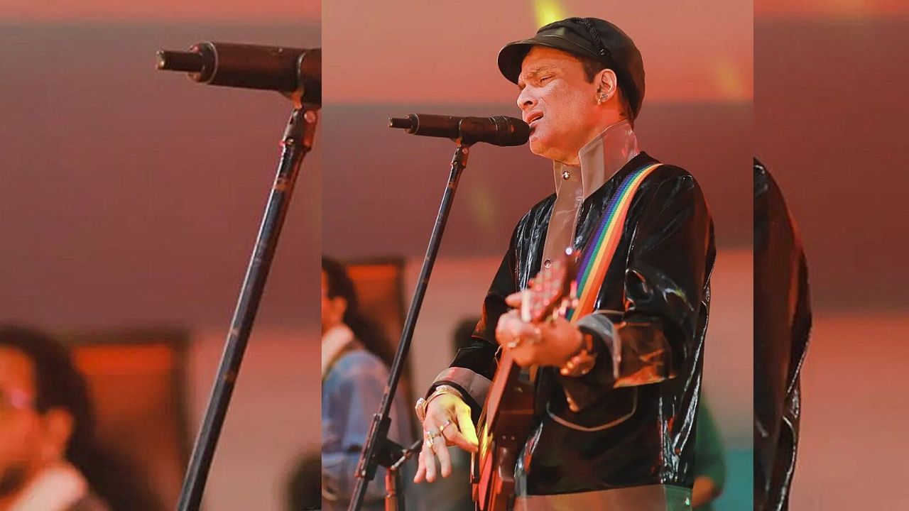 ઝુબીન ગર્ગનો જન્મ મેઘાલયના તુરા ખાતે એક આસામી બ્રાહ્મણ પરિવારમાં મોહિની મોહન બોરઠાકુર અને સ્વ. ઇલી બોરઠાકુરને ત્યાં થયો હતો. તેમનું નામ સંગીતકાર ઝુબિન મહેતા પરથી રાખવામાં આવ્યું હતું અને તેમણે તેમના ગોત્ર ગર્ગને અટક તરીકે ઉપયોગ કર્યો હતો.