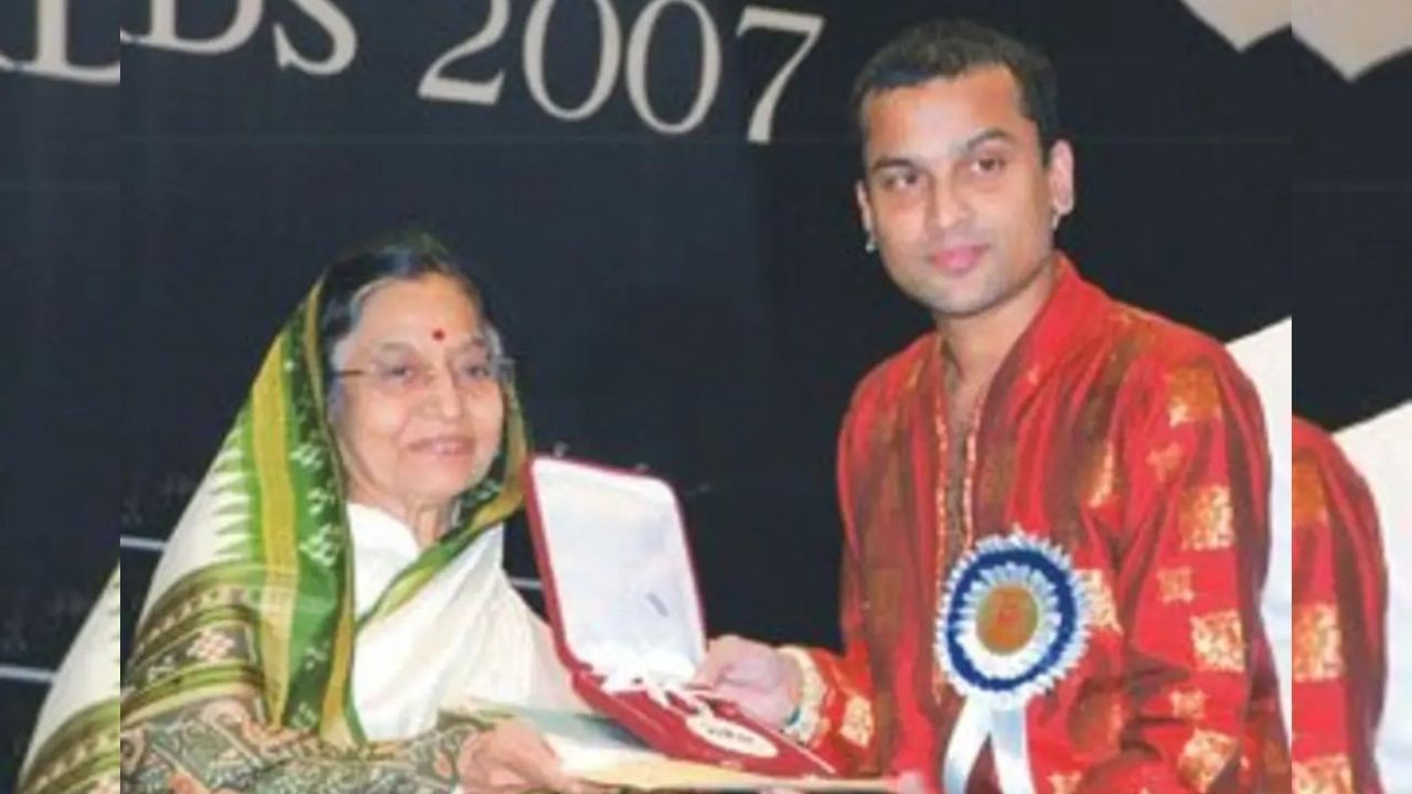 ઝુબીન ગર્ગના પિતા મોહિની બોરઠાકુર મેજિસ્ટ્રેટ હતા, તેમની માતા સ્વ. ઇલી બોરઠાકુર પણ સિંગર હતી. તો આજે આપણે ઝુબીન ગર્ગના પરિવાર અને પર્સનલ લાઈફ વિશે વાત કરીએ.