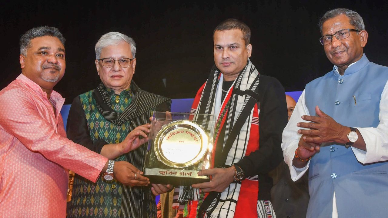 27 મે 2024ના રોજ, ઝુબીન ગર્ગને યુનિવર્સિટી ઓફ સાયન્સ એન્ડ ટેકનોલોજી, મેઘાલય દ્વારા માનદ ડોક્ટર ઓફ લિટરેચર (ડી. લિટ.) ડિગ્રી એનાયત કરવામાં આવી હતી.   19 સપ્ટેમ્બર 2025ના રોજ સ્કુબા ડાઇવિંગ કરતી વખતે અકસ્માતમાં તેમનું સિંગાપોરમાં અવસાન થયું છે. 