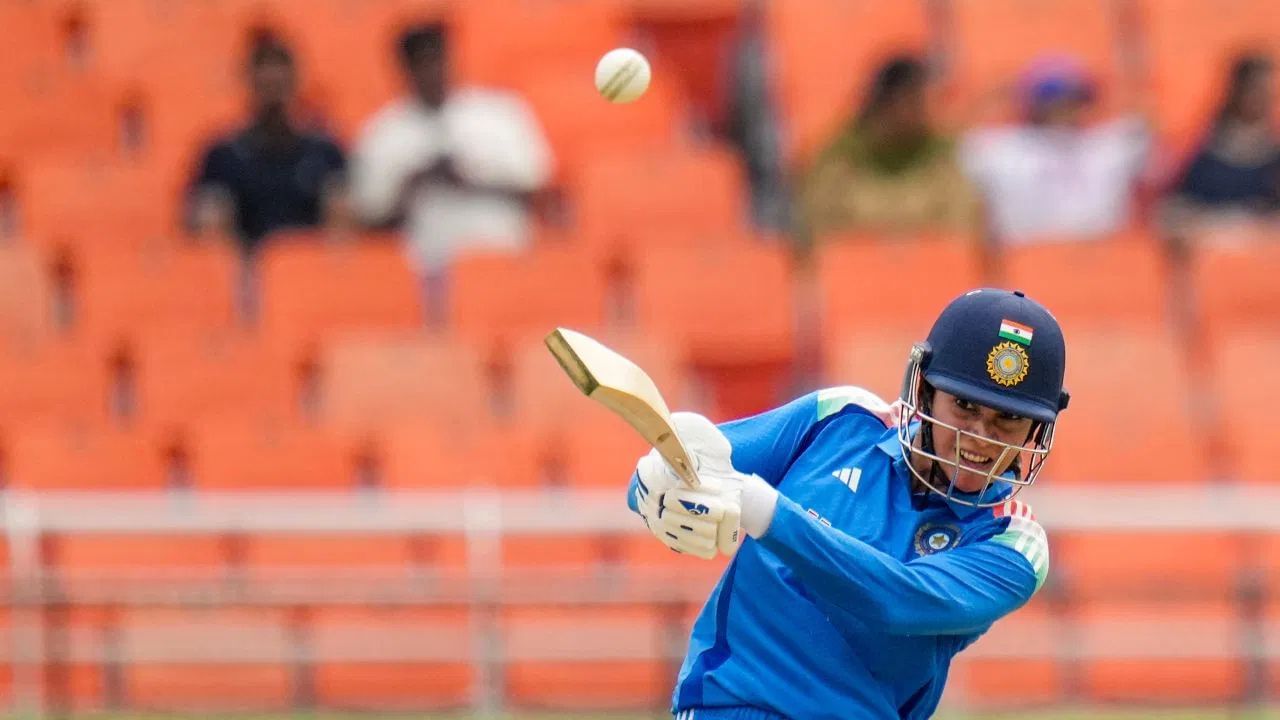 ઓસ્ટ્રેલિયા સામે બીજી વનડેમાં પ્રથમ બેટિંગ કરવાનો નિર્ણય લીધા પછી ભારતે મજબૂત શરૂઆત કરી. સ્મૃતિ મંધાના અને પ્રતિક્ષા રાવલ (25) એ પ્રથમ વિકેટ માટે 70 રન ઉમેર્યા. ત્યારબાદ સ્મૃતિએ હરલીન દેઓલ (10) સાથે બીજી વિકેટ માટે 49 અને હરમનપ્રીત કૌર સાથે ત્રીજી વિકેટ માટે 33 રન ઉમેર્યા.