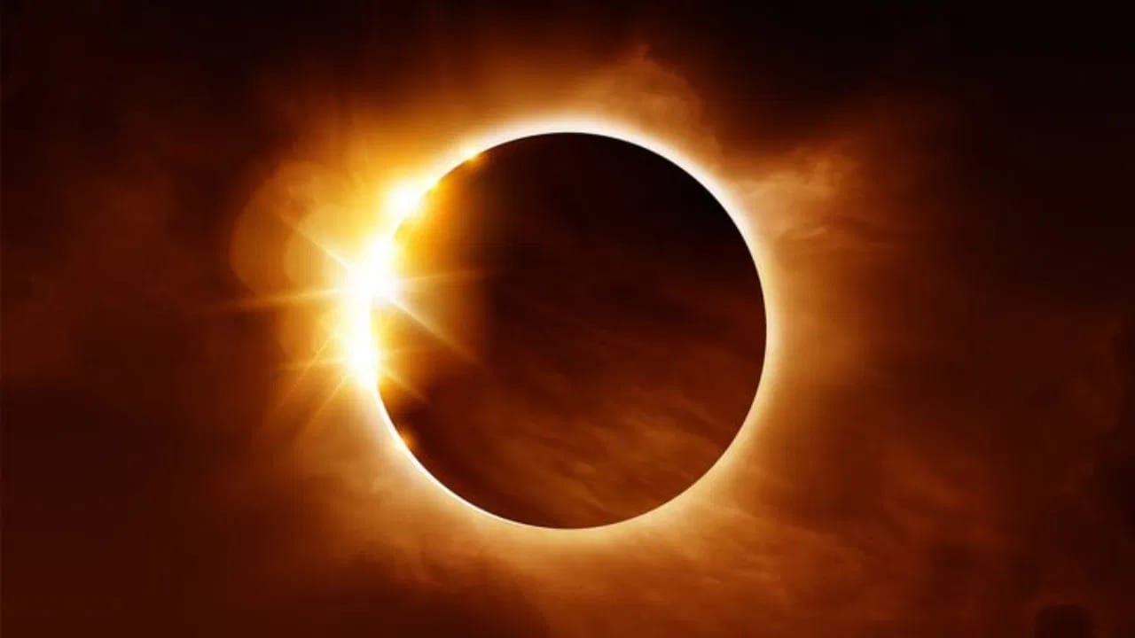 વર્ષનું બીજું અને છેલ્લું સૂર્યગ્રહણ 21 સપ્ટેમ્બરે થવાનું છે અને આ દિવસે સર્વ પિતૃ અમાવસ્યા છે. પિતૃ પક્ષ પણ આ દિવસે સમાપ્ત થશે. આ આંશિક સૂર્યગ્રહણ હશે અને બપોરે જ અંધકાર છવાઈ જશે. ચાલો જાણીએ કે આ ગ્રહણ ક્યાં દેખાશે.