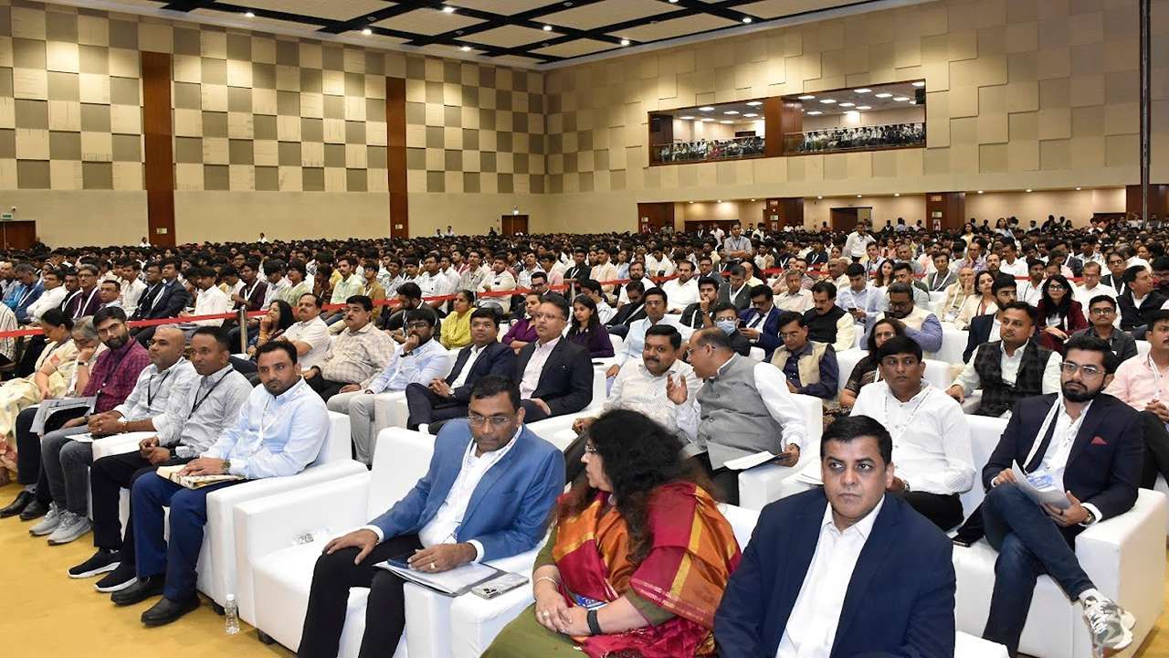 અમિત શાહે વડાપ્રધાનના શબ્દોને દોહરાવતા કહ્યું હતું કે, ભારતમાં મિલિયન્સ ઓફ પ્રોબ્લમ્સ હશે, પણ તેની સામે બિલિયન્સ ઓફ પ્રોબ્લમ સોલ્વર્સ પણ છે. આ પ્રકારના આયોજનોથી દેશમાં ઇનોવેશનને વેગ અને દેશના યુવાનોની ક્રિયેટીવીટીને પ્લેટફોર્મ મળશે.