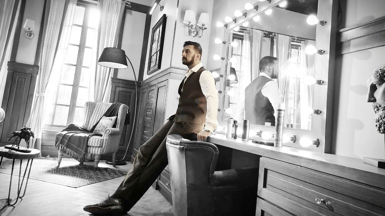 તેમણે બોલિવૂડ ફિલ્મોમાં પણ કામ કર્યું છે. સુદીપા કર્ણાટક બુલડોઝર્સ ક્રિકેટ ટીમની કેપ્ટન છે જે સેલિબ્રિટી ક્રિકેટ લીગમાં ભાગ લે છે.કિચ્ચા સુદીપની કુલ સંપત્તિ 125-150કરોડ રૂપિયા છે. કન્નડ ફિલ્મોમાં વધારે ચાર્જ લેનાર અભિનેતા છે.