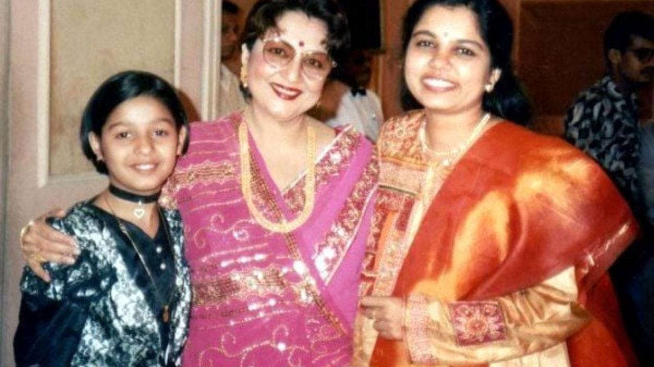 બોલીવુડની લોકપ્રિય અને ખૂબસુંદર સિંગર સુનિધિ ચૌહાણએ અનેક ફિલ્મોમાં પોતાનો અદ્ભુત અવાજ આપ્યો છે. આ સિંગરે નાની ઉંમરે પોતાના કરિયરમાં મોટી સફળતા પ્રાપ્ત થઈ છે, પરંતુ પર્સનલ લાઈફમાં તેને અનેક મુશ્કેલીઓનો સામનો કરવો પડ્યો હતો.