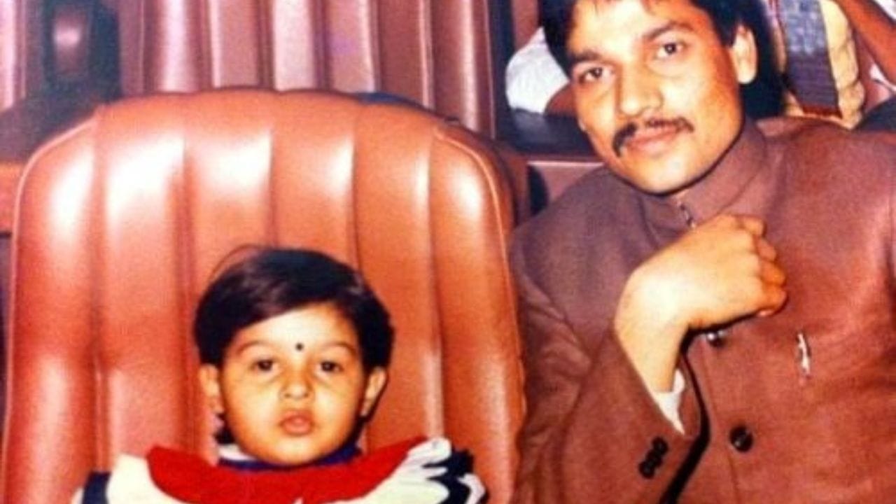 સુનિધિ ચૌહાણનો જન્મ 14 ઓગસ્ટ 1983ના રોજ નવી દિલ્હીમાં એક રાજપૂત પરિવારમાં થયો હતો. તેમના પિતા, દુષ્યંત કુમાર ચૌહાણ, જે ઉત્તર પ્રદેશના બુલંદશહેરના છે, તેમની માતા એક ગૃહિણી તેમની એક નાની બહેન પણ છે.