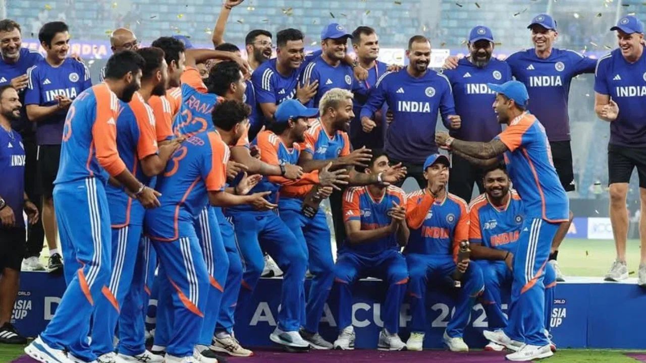 રવિવારે રાત્રે દુબઈમાં પાકિસ્તાન સામેની એશિયા કપ ફાઇનલમાં, તિલક વર્માએ શાનદાર અડધી સદી ફટકારી અને સંજુ સેમસન અને શિવમ દુબે સાથે ઉપયોગી ભાગીદારી કરી. આ ત્રણ અમૂલ્ય ઇનિંગ્સે ભારતને પાકિસ્તાનને હરાવવામાં મદદ કરી. આ જીત સાથે, ભારતે તેનું બીજું T20I એશિયા કપ ટાઇટલ અને એકંદરે નવમું ટાઇટલ જીત્યું, જેમાં ODI વર્ઝનનો પણ સમાવેશ થાય છે.