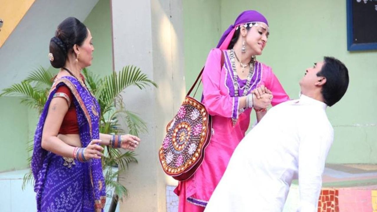 તમને જણાવી દઈએ કે સિમ્પલ ઘણી બધી ટીવી સિરિયલમાં કામ કરી ચૂકી છે, તેમા પણ 'તારક મહેતા કા ઉલ્ટા ચશ્મા' સિરિયલમા ગુલાબોનો રોલ કરીને ખૂબ જ ફેમસ થઈ હતી. આ સિવાય 'શરારત' અને 'ઝિદ્દી દિલ માને ના' શોમાં જોવા મળી છે. 