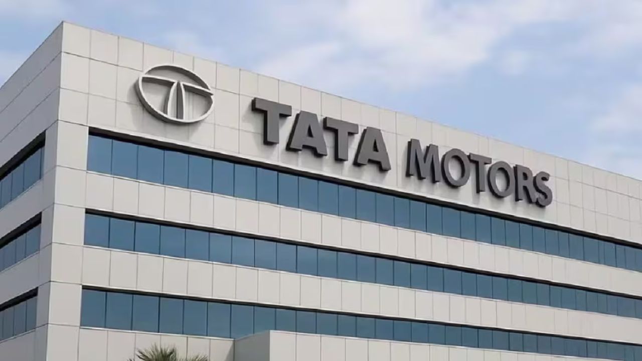 હાલમાં ટાટા મોટર્સ પેસેન્જર વ્હીકલ્સ લિમિટેડ અને ટાટા પેસેન્જર ઇલેક્ટ્રિક મોબિલિટી લિમિટેડના જોઈન્ટ એમડી શૈલેષ ચંદ્રાને ઇલેક્ટ્રિક મોબિલિટી સ્ટ્રેટેજીને આકાર આપવાનો શ્રેય આપવામાં આવે છે. તેઓ 2016 માં કોર્પોરેટ સ્ટ્રેટેજી અને બિઝનેસ ટ્રાન્સફોર્મેશનના વડા તરીકે ટાટા મોટર્સમાં જોડાયા હતા અને બાદમાં ઇલેક્ટ્રિક મોબિલિટી બિઝનેસના પ્રમુખ બન્યા હતા.