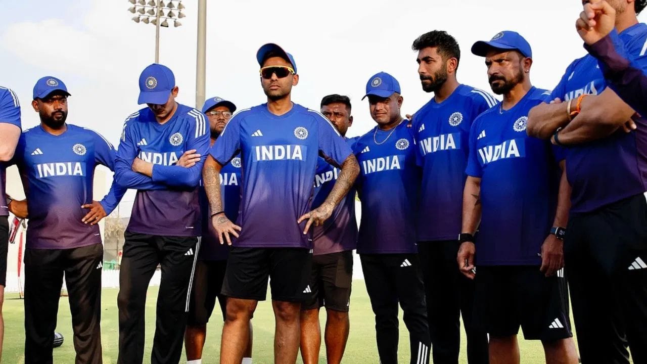 ત્યારથી બધાની નજર એ વાત પર હતી કે એશિયા કપમાં ટીમ ઈન્ડિયાની જર્સી પર સ્પોન્સરનું નામ હશે કે નહીં. હવે આ પ્રશ્નનો જવાબ પણ મળી ગયો છે, કારણ કે ટીમ ઈન્ડિયાની જર્સીની પહેલી ઝલક સામે આવી છે.