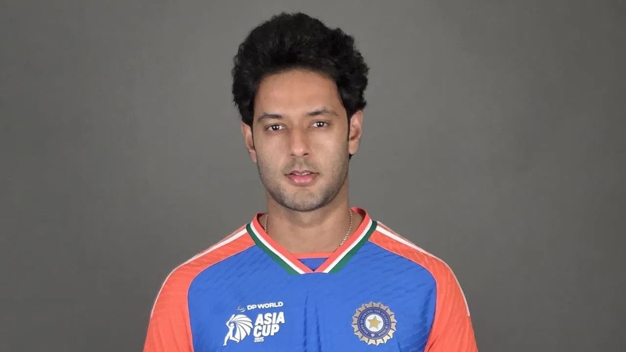 ટીમ ઈન્ડિયાના ઓલરાઉન્ડર શિવમ દુબેએ એશિયા કપ માટેના ઓફિશિયલ ફોટોશૂટના કેટલાક ફોટા ઈન્સ્ટાગ્રામ પર પોસ્ટ કર્યા છે, જેમાં તે T20 જર્સી પહેરેલો જોવા મળી રહ્યો છે. આ જર્સી એ જ છે જે ટીમ ઈન્ડિયાએ ગયા વર્ષે T20 વર્લ્ડ કપમાં પહેરી હતી.